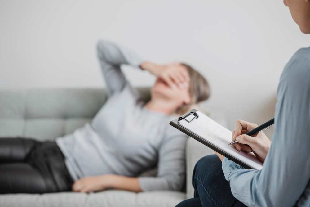 Žena, která je u  psychoterapeuta